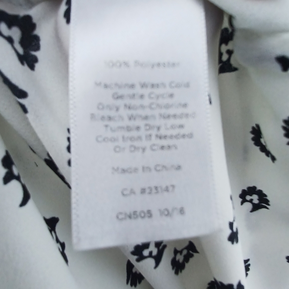 TALBOTS Sleevless Shell Vneck Ruffle Front - Picture 12 of 12